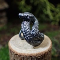 巻き付くボールパイソンイヤーカフ(black matte)