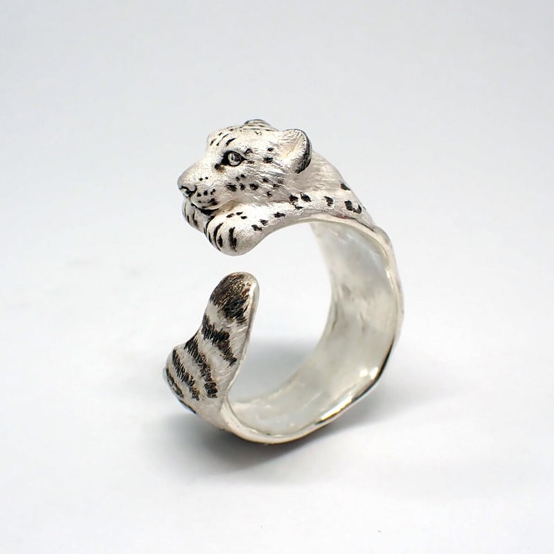 伏せるユキヒョウリング(white) | EmiriA online shop 伏せるユキヒョウリング(white) | EmiriA online shop