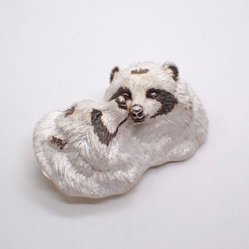 長井一馬 機動隊 狸 たぬき ブローチ SILVER925 心で見つめ合うタヌキブローチ (white＆black) | EmiriA online shop