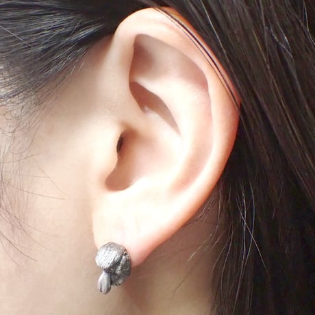 うつむくテングザルピアス(black matte)