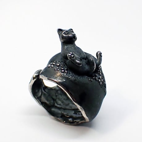 お花畑で寝転ぶネコリング（black）