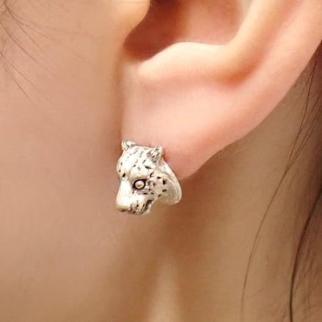見つめるユキヒョウピアス