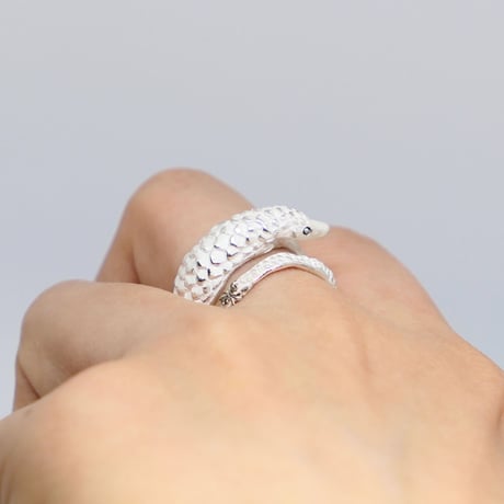 センザンコウと蟻リング(white)