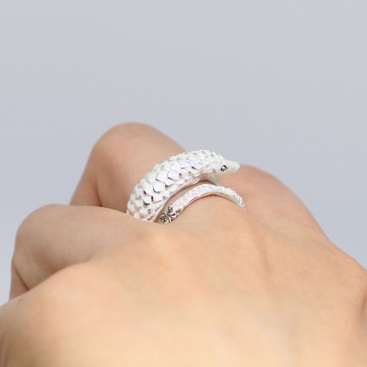 センザンコウと蟻リング(white) | EmiriA online shop