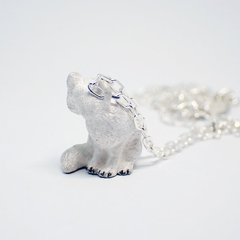 お座りホッキョクギツネネックレス | EmiriA online shop