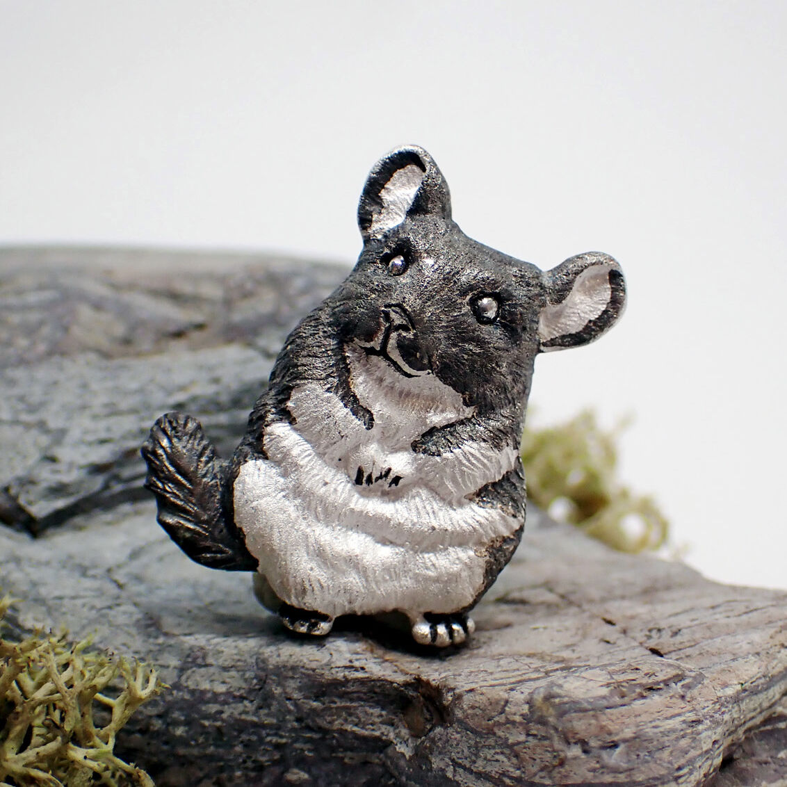 チンチラきょとんブローチ (black＆white) | EmiriA online shop