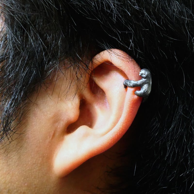 ミユビナマケモノ幼獣イヤーカフ(black matte) | EmiriA online shop