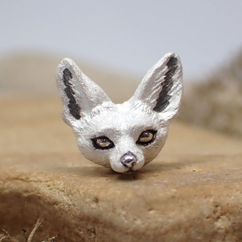 見つめるフェネックピアス(white) | EmiriA online shop