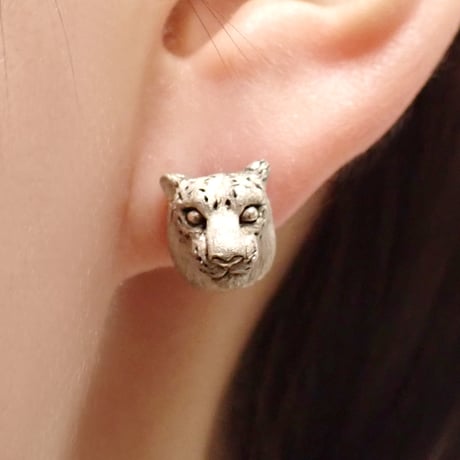 見つめるユキヒョウピアス