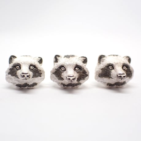 見つめるタヌキピアス(white)