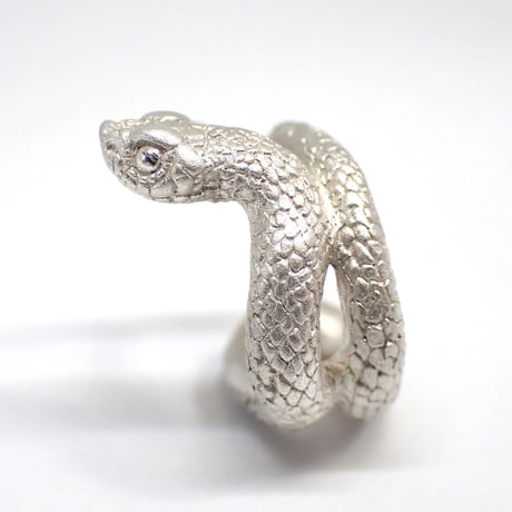 巻き付くシシバナヘビイヤーカフ(white)