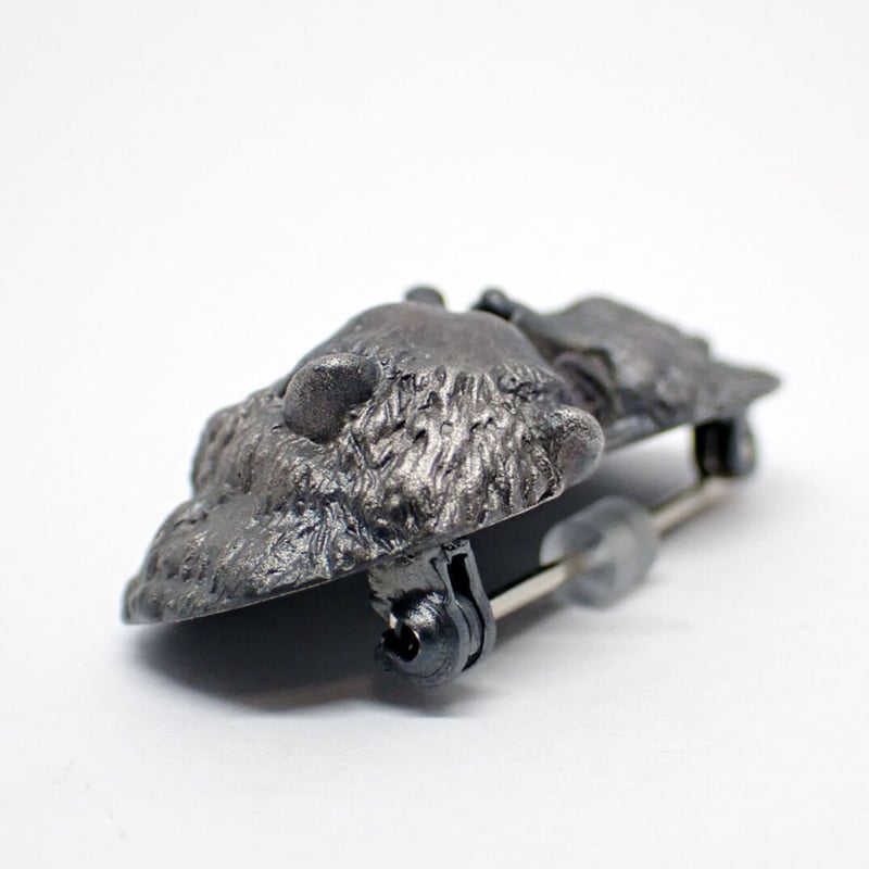 心で見つめ合うタヌキブローチ (black matte) | EmiriA online shop