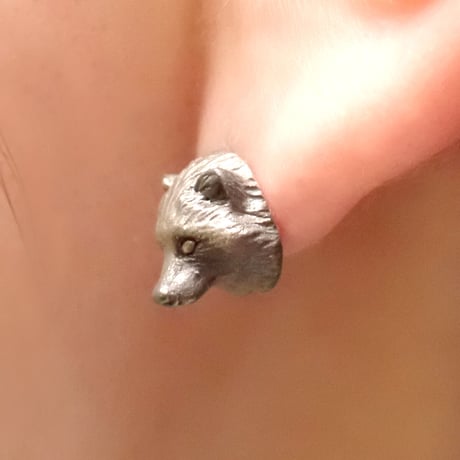 見つめるタヌキピアス(black matte)