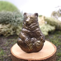 ヒグマ足見せブローチ