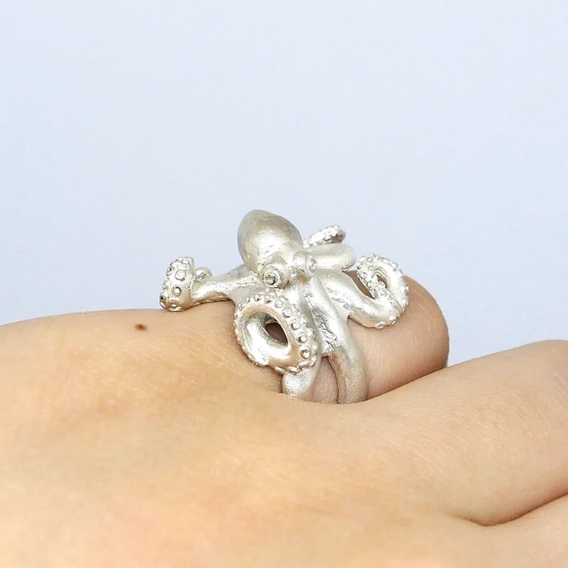 メスマダコの巻きつきリング(white) | EmiriA online shop