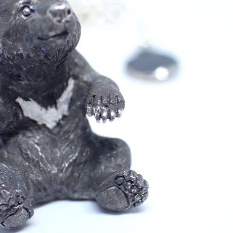 お座りツキノワグマネックレス