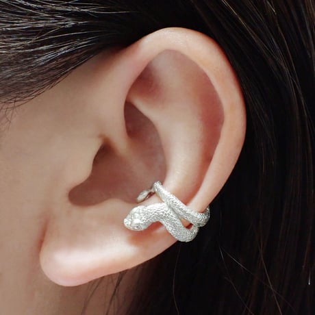 巻き付くシシバナヘビイヤーカフ(white)