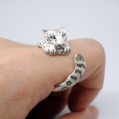 伏せるユキヒョウリング(white)