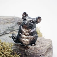 チンチラきょとんブローチ (black matte)