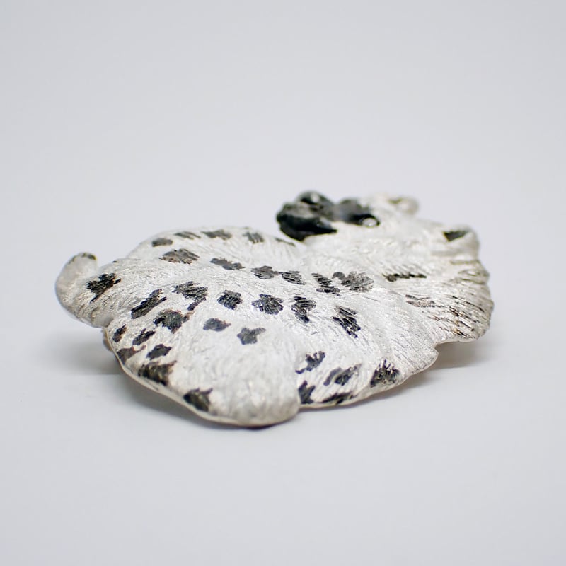 振り向きブチハイエナブローチ (white＆black) | EmiriA online shop