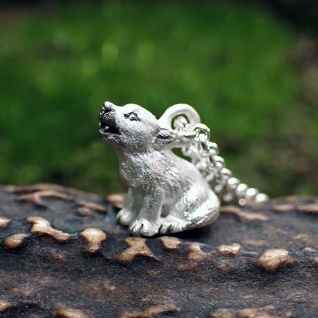 遠吠えオオカミの幼獣ネックレス(white)