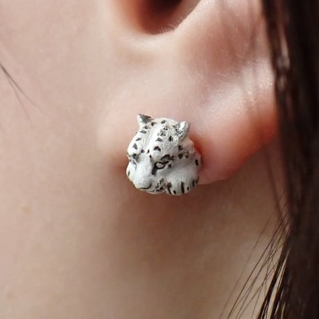 ユキヒョウ両前足ピアス