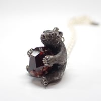 【一点物】ガーネットとツキノワグマネックレス