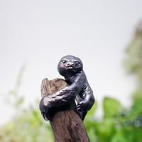 ミユビナマケモノ幼獣イヤーカフ(black matte)