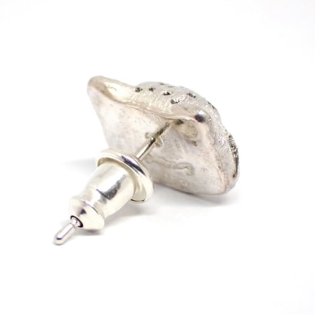 マヌルネコ正面顔ピアス(white)