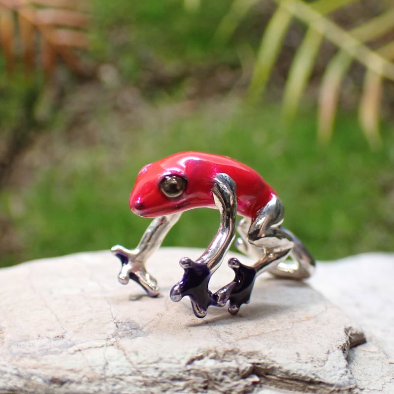 イチゴヤドクガエルイヤーカフ | EmiriA online shop