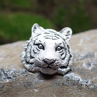 トラ正面顔ブローチ(white)