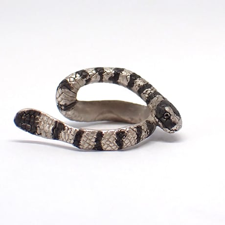 巻き付くウミヘビイヤーカフ(white＆black)