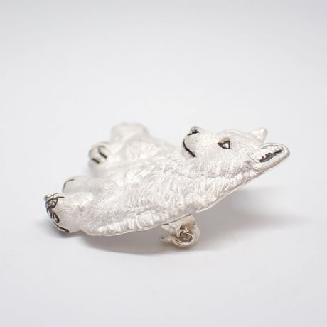 オオカミ前足交差ブローチ(white)