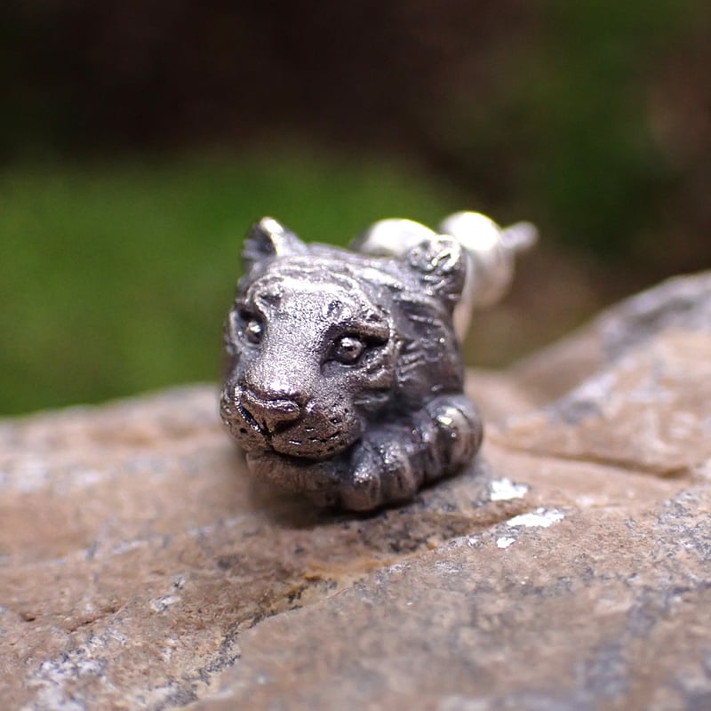 トラ両前足ピアス(black) | EmiriA online shop