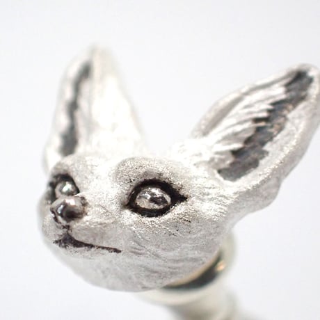 見つめるフェネックピアス(white)
