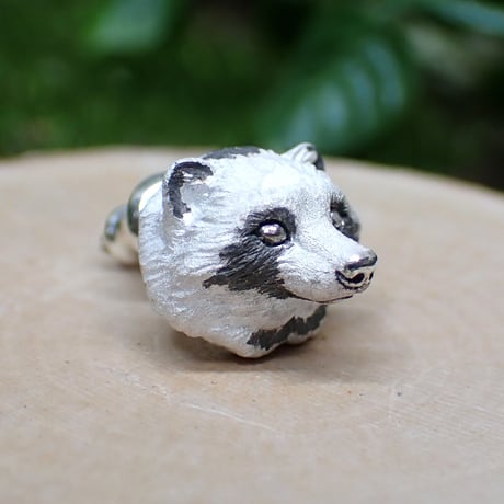 見つめるタヌキピアス(white)