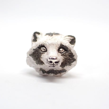 見つめるタヌキピアス(white)