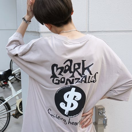 【MARK GONZALES ARTWORK COLLECTION】"$" バックプリントTシャツ /ベージュ