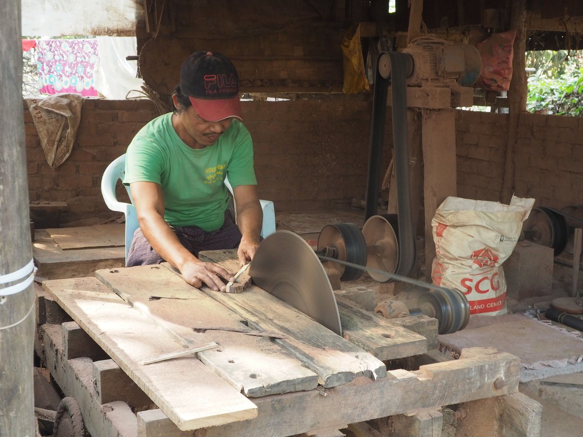 栗の箸置き】ミャンマー産 鉄刀木使用 | HOME Myanmar Store