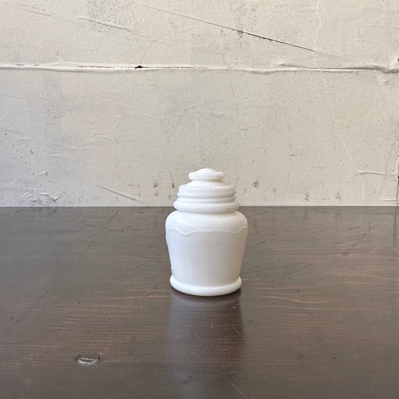 ガラス瓶　レトロ　クリーム瓶 Amazon.co.jp: 昭和レトロコスメクリーム瓶エンボス右横書きミルク