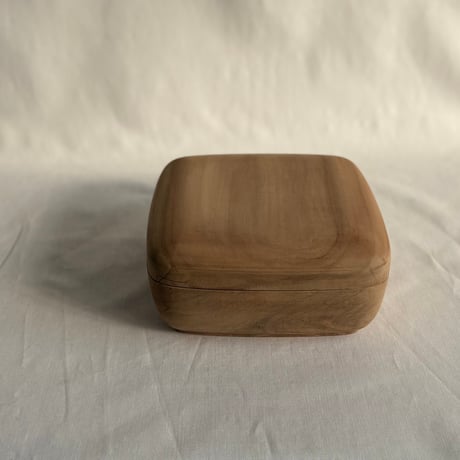 刳り貫きの蓋物