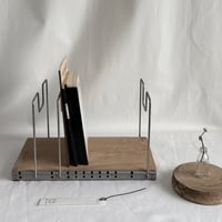 鉄の仕切り本立て