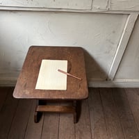 前下がりな机