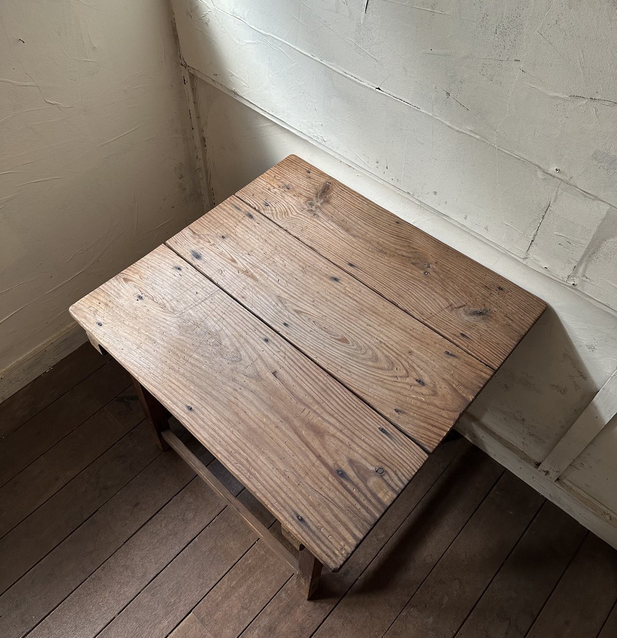 小さい古い机使用感あるテーブルでございます 小さい古い机使用感ある