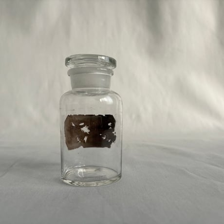 古びたラベルの薬瓶