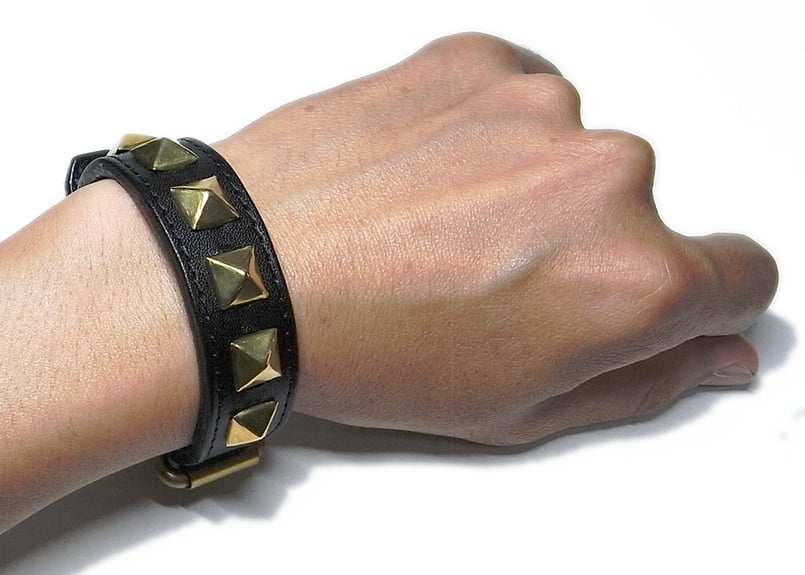 ピラミッドスタッズリストバンド／黒レザー×真鍮パーツ | STETCH