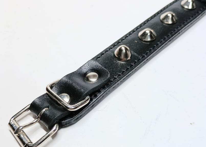 Dリング付きコニカルスタッズリストバンド・黒 | STETCH HANDMADE STORE