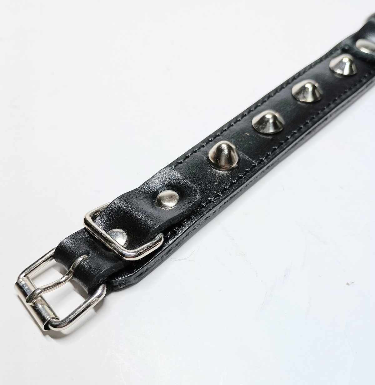 Dリング付きコニカルスタッズリストバンド・黒 | STETCH HANDMADE STORE