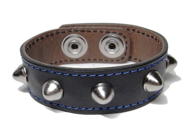 コニカルスタッズリストバンド／黒レザー青ステッチ・ホック