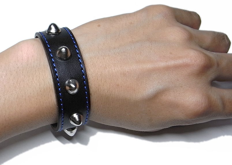 コニカルスタッズリストバンド／黒レザー青ステッチ・ホックボタン留め